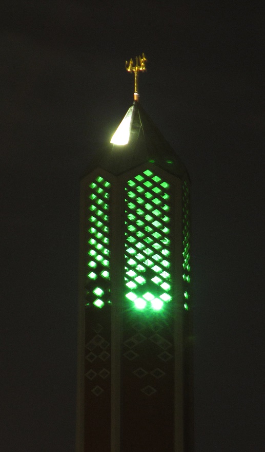 Hamburg-Horn, illuminierter Turm der Al-Nour-Moschee (ehemalige Kapernaumkirche) (Bild: GeoTrinity, CC BY SA 3.0)