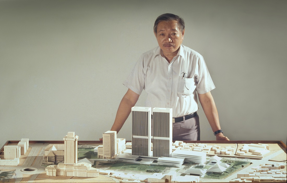 Han Awal vor einem Modell des nicht realisierten Entwurfs eines Erweiterungsbaus der Bank Indonesia,, ca. 1963-1965 (Bild: Han Awal & Partners)