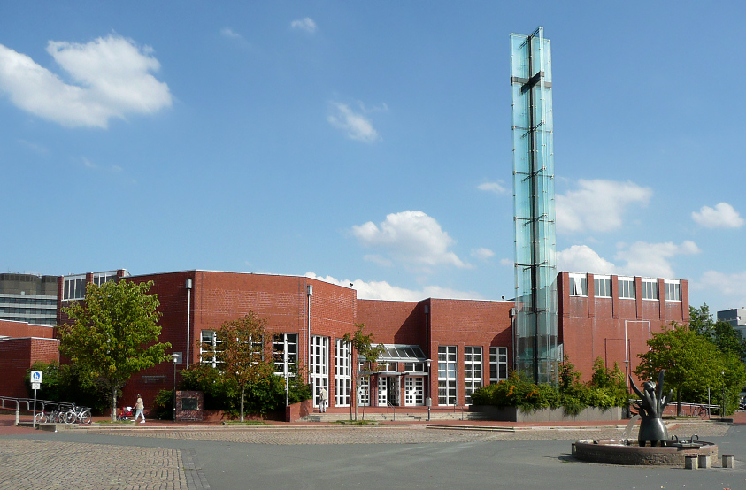 Eine der vier nach 1980 entstandenen Kirchen, die für eine spätere Bewertung "vorgemerkt" wurden: Hannover-Mühlenberg, Bonhoefferkirche im Ökumenischen Kirchenzentrum (Patschan-Werner-Winking, 1982) (Bild: Axel Hindemith, via Wikimedia Commons)