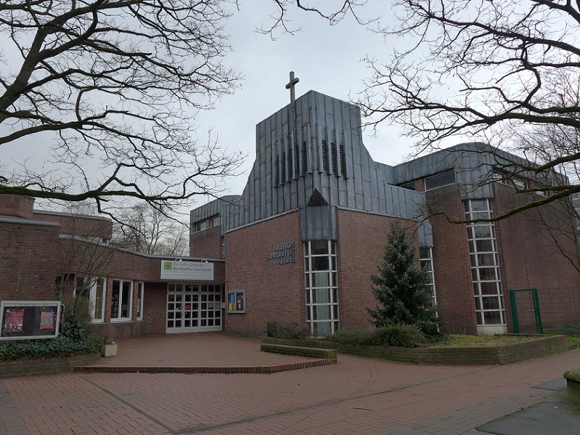 Eine der vier nach 1980 entstandenen Kirchen, die für eine spätere Bewertung "vorgemerkt" wurden: Hannover-Oderbruch, Dietrich-Bonhoeffer-Kirche (Gudrun und Klaus Vogel, 1981) (Bild: Burzgojv, CC BY SA 4.0)