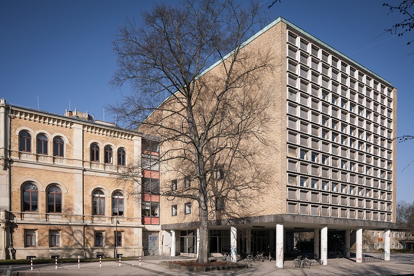 Hannover, Audimax-Anbau (1958) an der Ostseite des Hauptgebäudes der Universität (Bild: Christian Schröder, CC BY SA 3.0)