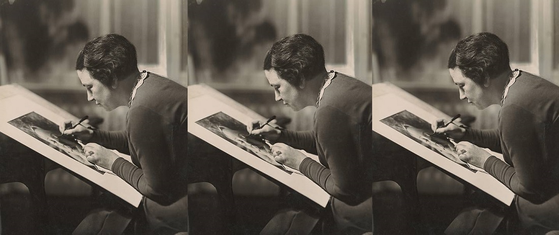 Die Fotografin Hedda Walther bei der Positivretouche (Bild: Marie Boehm, Becker & Maass, gemeinfrei, 1925)