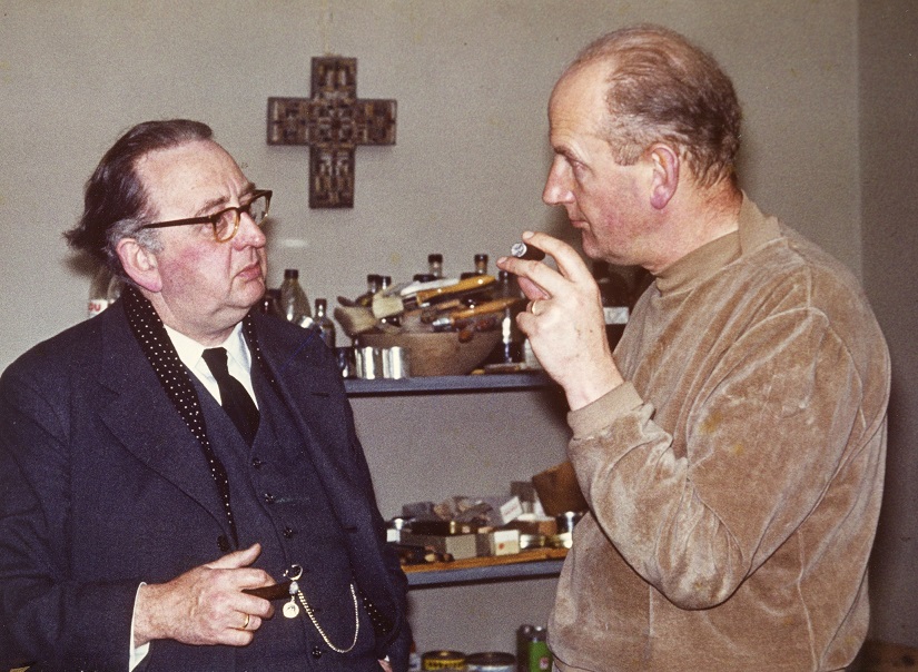 Der Sobernheimer Pfarrer Heinz Berkemann trifft 1963 den Glasmaler Georg Meistermann in dessen Karlsruher Atelier (Bild: privat)