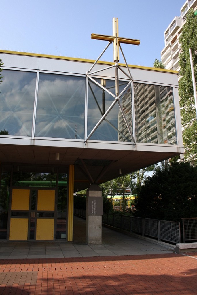 München, Ökumenisches Zentrum im Olympiadorf, Zugang zum katholischen Bereich (Bild: Philipp Stoltz)