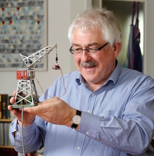 Klaus Raschzok mit seiner Modelleisenbahn (Foto: Andreas Beyer)