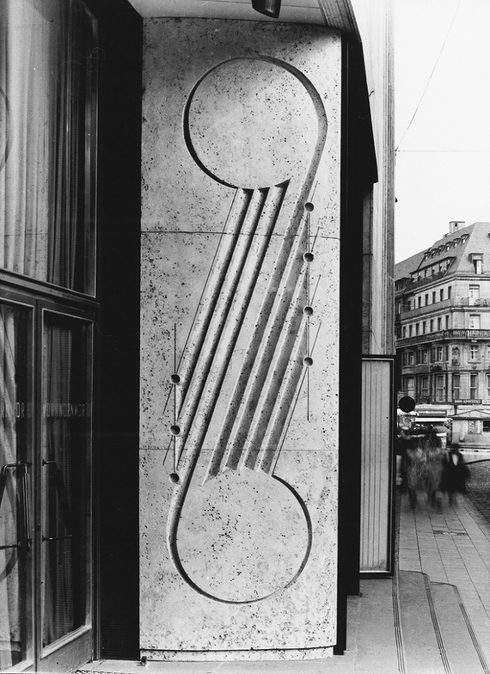 Köln, Funkhaus, Travertin mit stilisierten Noten von Ludwig Gies, um 1952 (Quelle und Copyright: Archiv Stadtkonservator Köln)