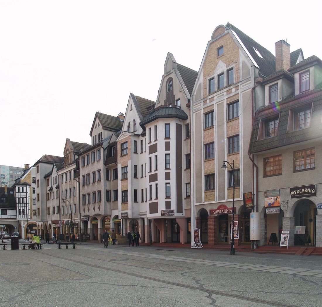 Kolberg, Häuserzeile gegenüber vom Rathaus, erbaut nach der Wiedervereinigung (Bild: Eva von Engelberg-Dočkal)