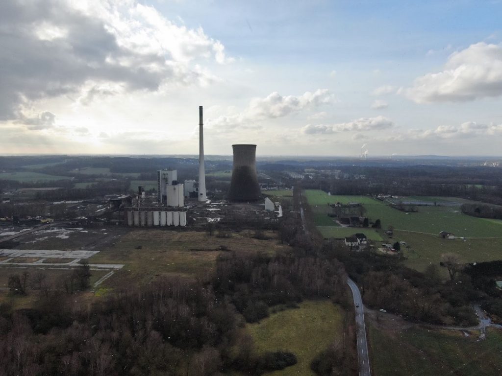 Im Vordergrund der 128 Meter hohe Kaminkühler von Block C des in Abriss befindlichen Kraftwerks Knepper in Dortmund (363 MW, 1971 in Betrieb genommen, 2014 stillgelegt, 2019 gesprengt), im Hintergrund der Kühlturm des 1989 in Betrieb genommenen Block 4 des Gruppenkraftwerks Herne (500 MW) (Bild: Haiko Hebig, 2019)