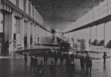 Krasnoyarsk, UdSSR, Studamm, US-amerikanische Ingenieure in der Turbinenhalle, 1975 (Bild: Design and Operation of Hydroelectric Power Stations, Report of the United States Working Group Visit to the Soviet Union, May 25-June 9, 1975, Buereau of Recklamation Office of the Chief Engineer Denver, CO, File 45676 (Box 27, 8NS-115-95-089), International Affairs Reports, 1914-1987 (Direct Accession), RG 115, Records of the Bureau of Reclamation Rocky Mountain Region, NARA Denver (CO), S. 1-37, S. 12)