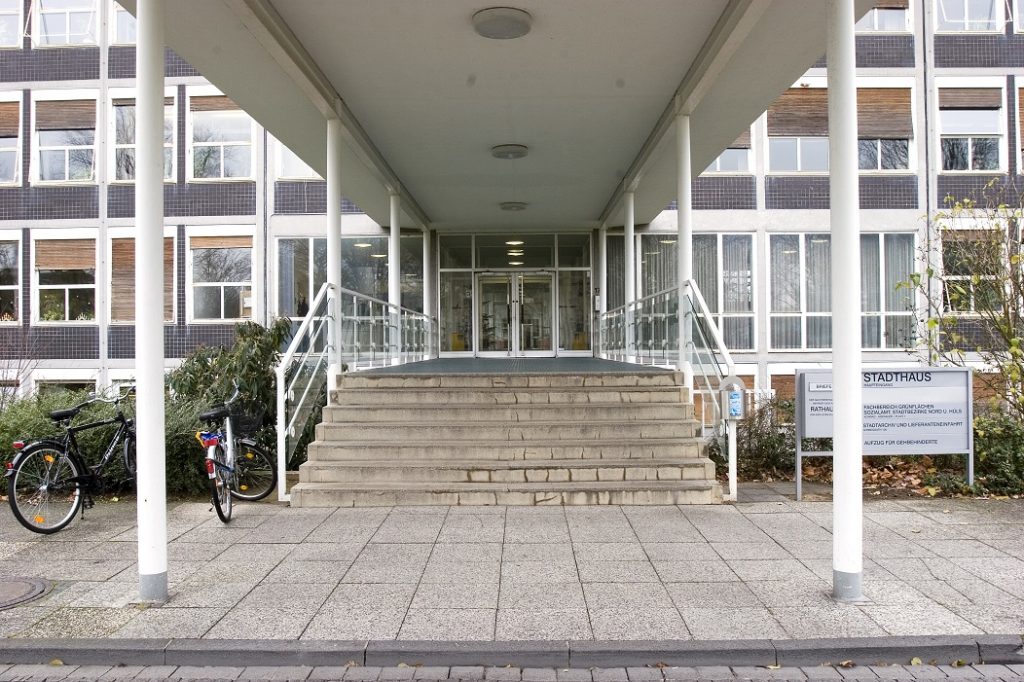 Stadthaus Krefeld, Eingang (ehemals Verwaltungsgebäude Verseidag, Egon Eiermann, 1951-53) (Foto: LVR-ADR, Thomas Ströter, 2007)