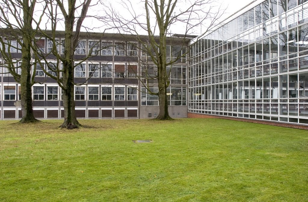 Stadthaus Krefeld (ehemals Verwaltungsgebäude Verseidag, Egon Eiermann, 1951-53) mit Verbindungstrakt (rechts) zum Lagerhochhaus (Foto: LVR-ADR, Thomas Ströter, 2007)