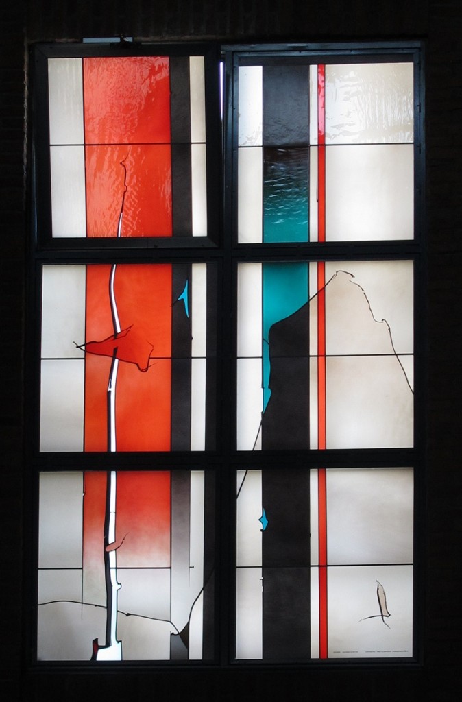 Langen, Albertus-Magnus-Kirche (J. Kepser, 1985), Fenstergestaltung von Johannes Schreiter (Bild: K. Berkemann)
