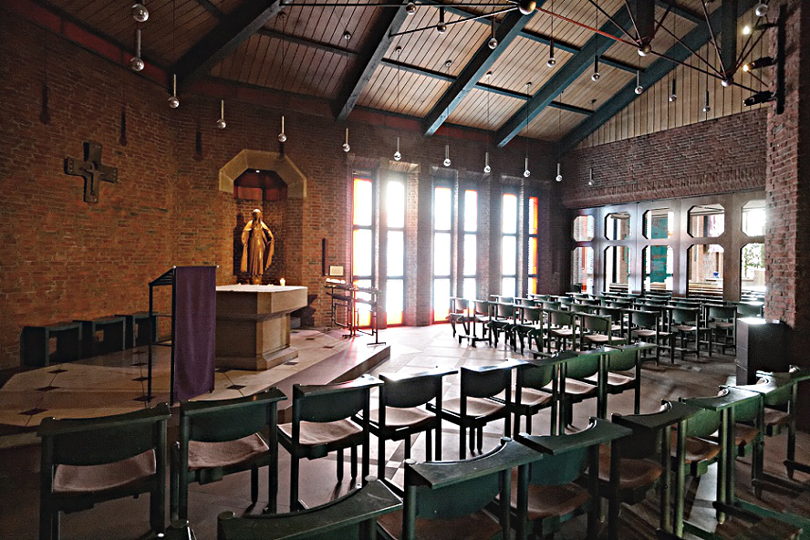 Langen, Albertus-Magnus-Kirche (J. Kepser, 1985), Kapelle "Maria vom Frieden" (Bild: E-W, CC BY SA 3.0)