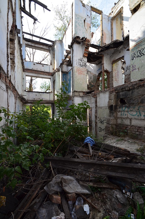 Magnitogorsk, Wohnhausruine im Ersten Quartal (Bild: Mark Escherich)