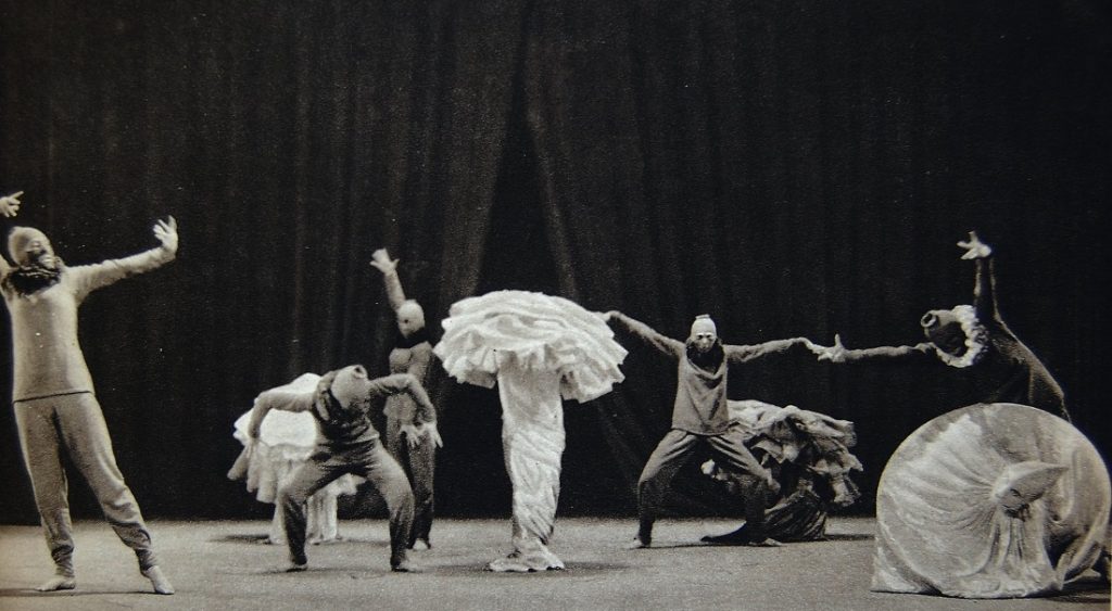 Mary Wigman TanzMärchen, Berlin, 1925 (Bildquelle: Das Mary Wigman-Werk, mit Beiträgen von Mary Wigman und 80 Abbildungen von Rudolf Bach, Dresden 1933, GV1785.W5 B3, Scan: Crossett Library, CC BY NC SA 2.0, via flickr) 