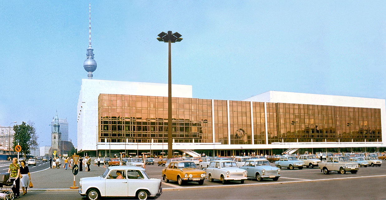 Titelmotiv: Berlin, Palast der Republik, um 1977 (Bild: Istvan Csuhai, via Wikimedia Commons, CC BY-SA 3.0)