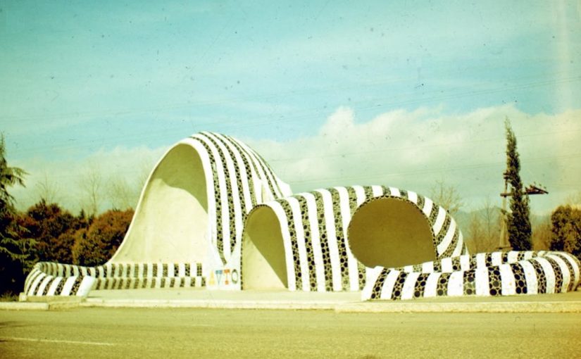 Buspavillon "Die Katze“ an der Autobahn nach Pizunda (Architekten: Giorgi Chachava und Zurab Jalaghania, Künstler: Nodar Malazonia, Zurab Kapanadze und Zurab Lezhava, 1970er Jahre (Bild: historische Abbildung)