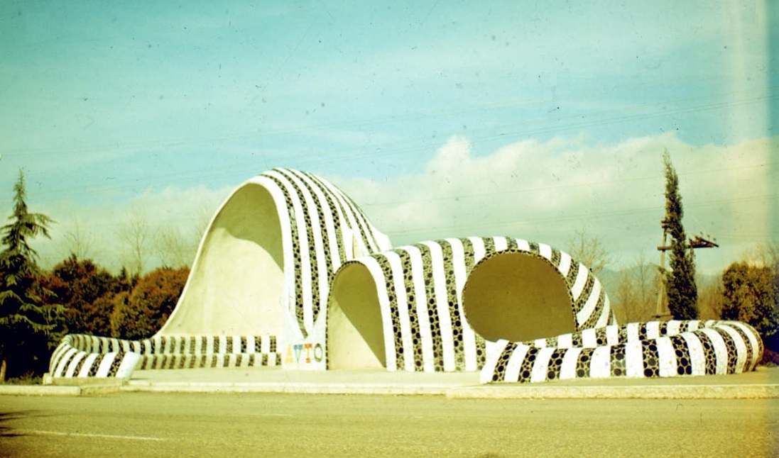 Buspavillon "Die Katze“ an der Autobahn nach Pizunda (Architekten: Giorgi Chachava und Zurab Jalaghania, Künstler: Nodar Malazonia, Zurab Kapanadze und Zurab Lezhava, 1970er Jahre (Bild: historische Abbildung)