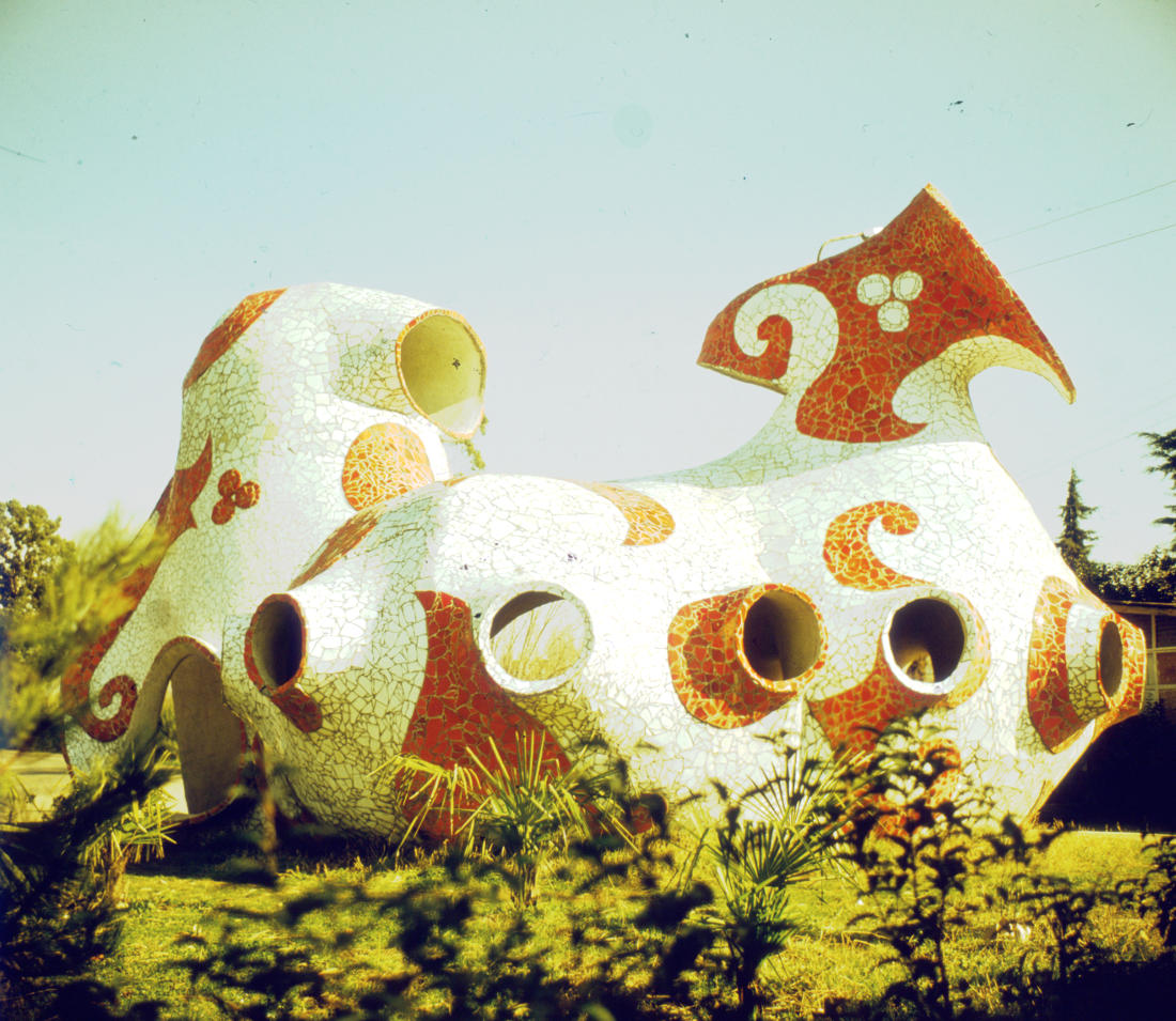 Buspavillon “Der Elefant” an der Autobahn nach Pizunda (Architekten: Giorgi Chachava und Zurab Jalaghania, Künstler: Nodar Malazonia, Zurab Kapanadze und Zurab Lezhava, 1970er Jahre) (Bild: historische Abbildungen)