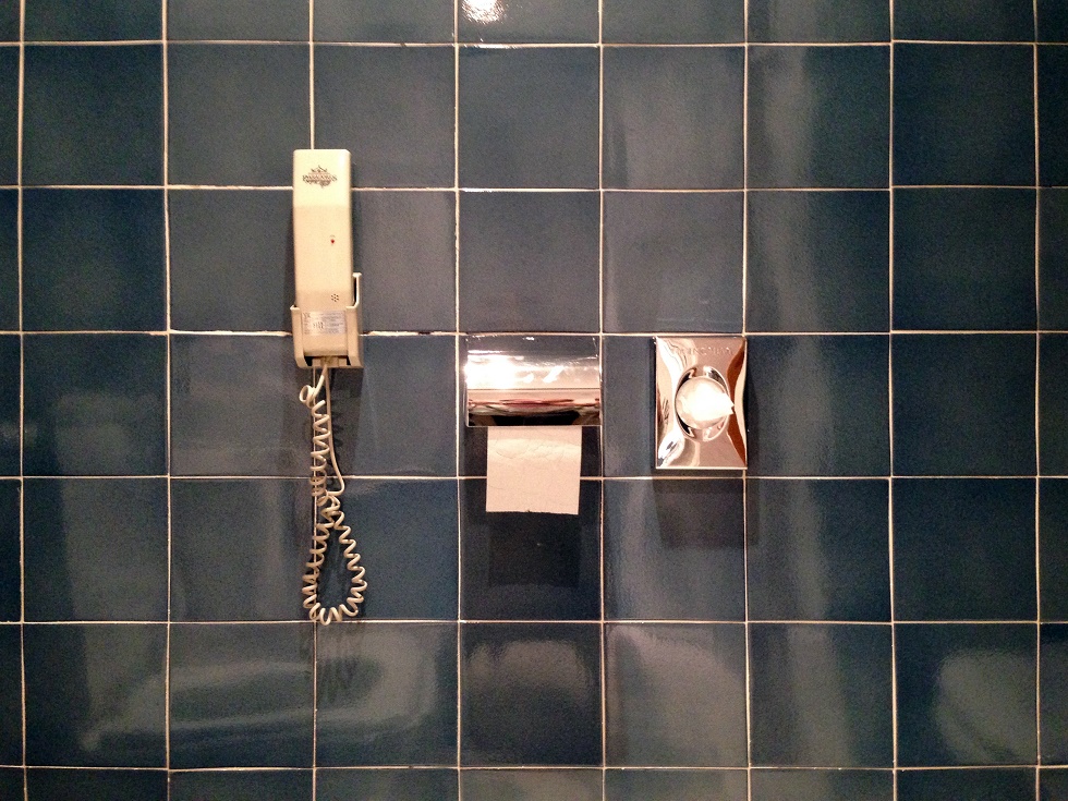 Parador de Aiguablava: Heute kein Luxus mehr, aber Original, das Telefon griffbereit an der Toilette (Foto: Uta Winterhager)
