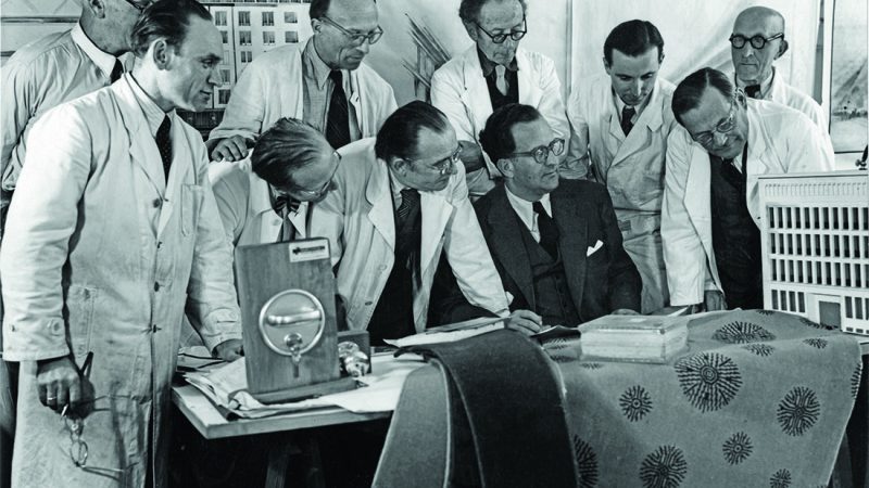 Paul Schwebes (ohne Kittel) und Mitarbeiter mit Modell Berliner Disconto Bank AG, um 1950 (Bild: Privatbesitz, Foto: Werner Kornetzki, © Rechtsnachfolger Werner Kornetzki)