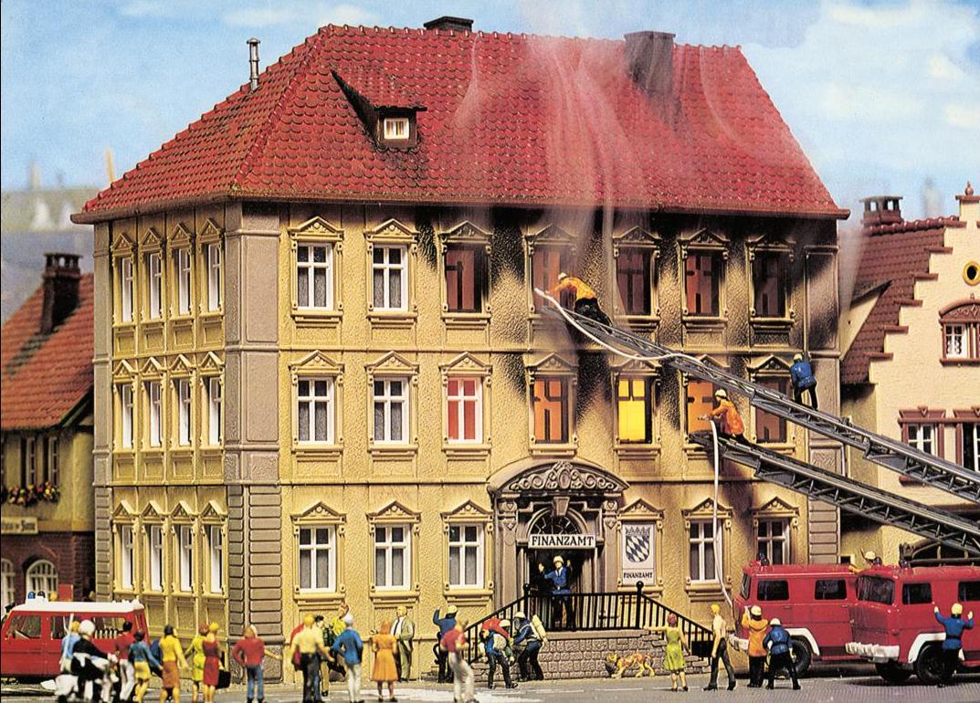 Eines von Oliver Elsers Lieblingsmodellen: das "Brennende Finanzamt" von Pola (Bild: historischer Karton)