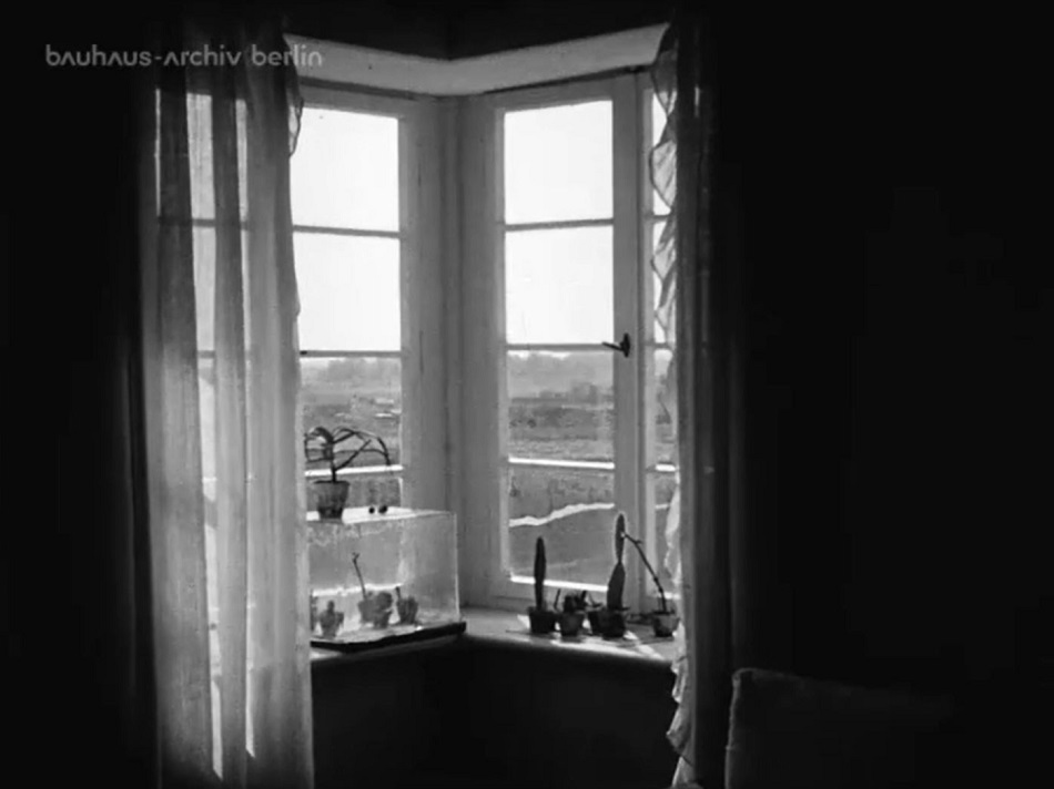 Ausblick durch ein Fenster ins Grüne, Siedlung Georgsgarten (Otto Haesler), Celle, Filmstill (Bild: Bauhaus-Archiv Berlin)