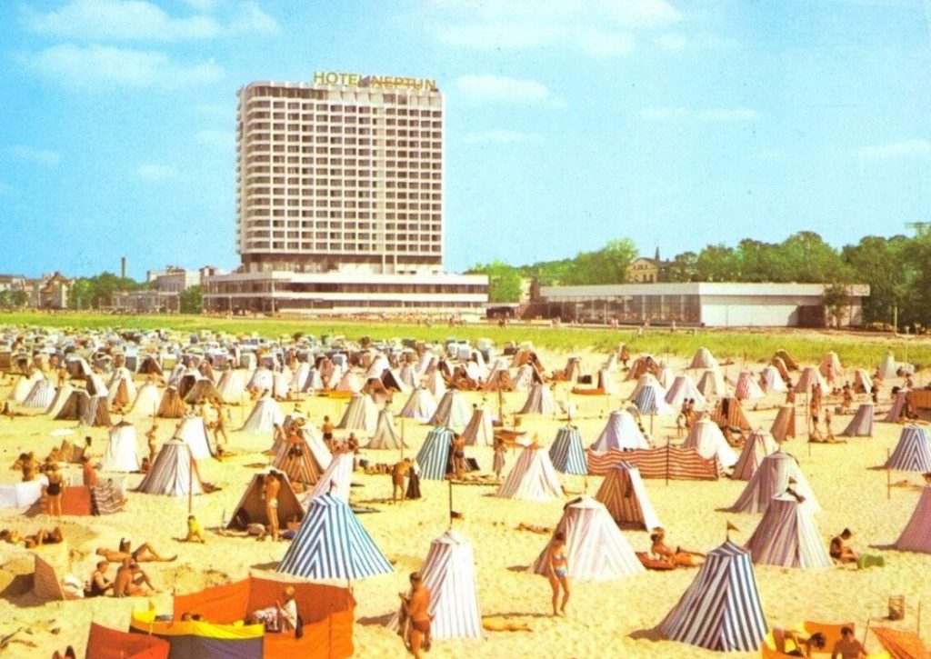 Rostock-Warnemünde, Hotel Neptum (Bild: historische Postkarte)