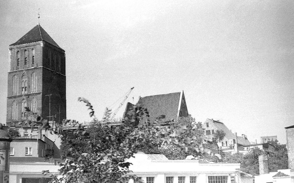 Rostock, Nikolaikirche, Umbau zu Wohnzwecken, 1980 (Bild: Schiwago, CC BY SA 3.0)