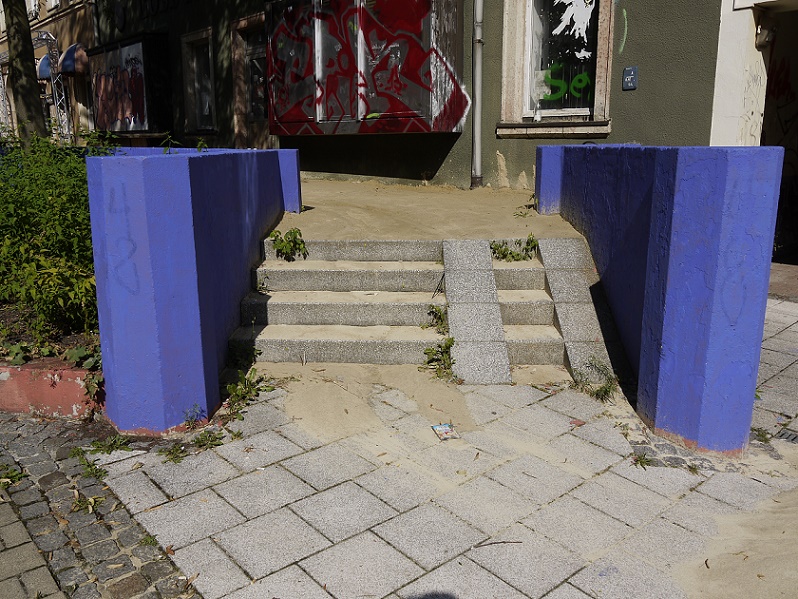 Auf dem gesamten Brühlboulevard sind Terrassenbuchten mit Sitzmöbeln zur Erhöhung der Aufenthaltsqualität im Fußgängerbereich errichtet worden. Die Anlagen sind vollkommen heruntergekommen (Bild: S. Necker)