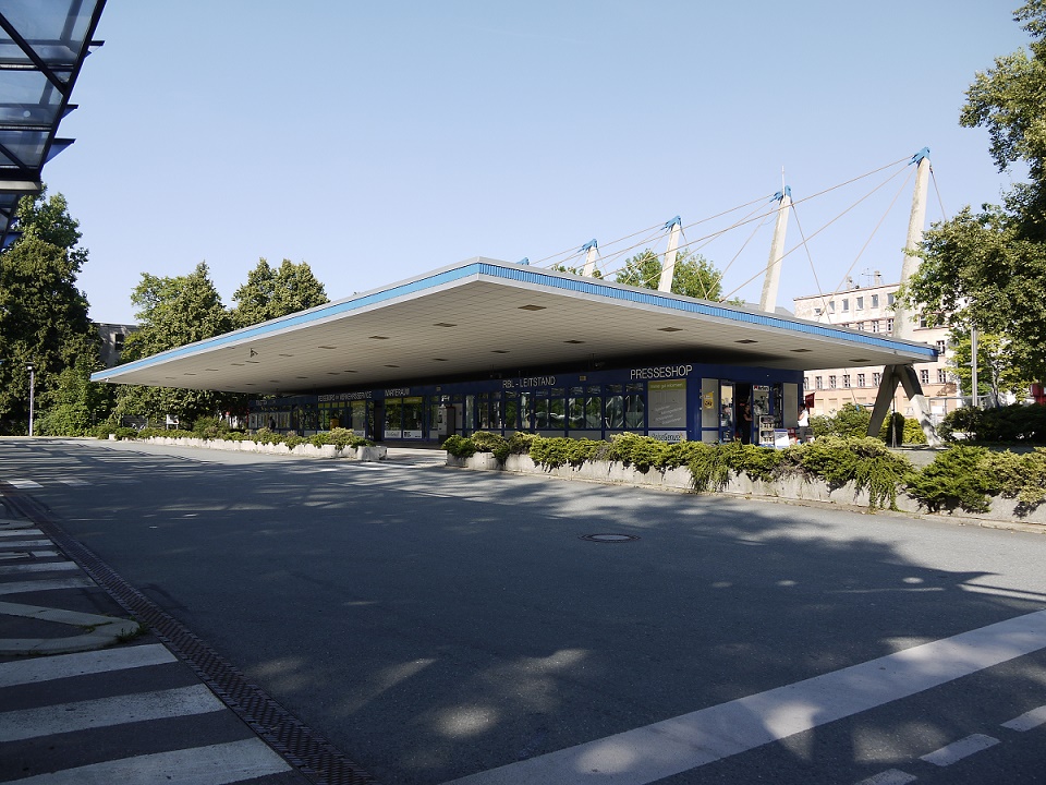 Am Rande des Brühls entstand in den 1960er Jahren der zentrale Busbahnhof von Karl-Marx-Stadt mit einem futuristischen Flugdach (Bild: S. Necker)