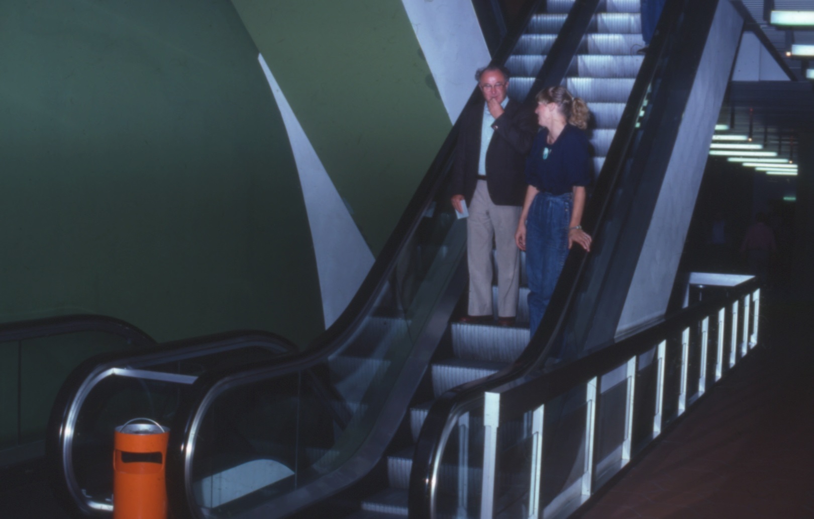 Zweibahnige gegenläufige Rolltreppen im Haupttreppenhaus ermöglichten eine zügige Erschließung der Ebenen 10 bis 60 (Bild: Deutsche Rentenversicherung Baden-Württemberg, W. Trepl, um 1980)