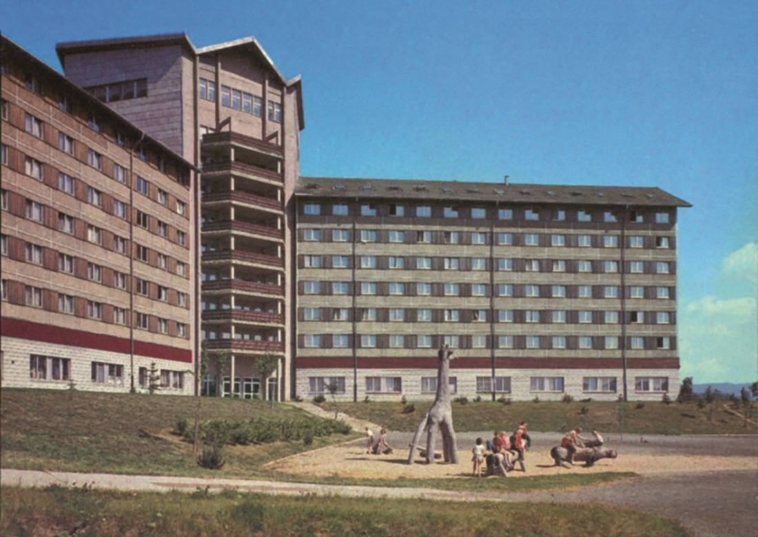 Suhl, VdgB/FDGB-Ferienheim „Ringberhaus“ (1979), Ansicht von Süd (Bild: Postkarte, 1986)