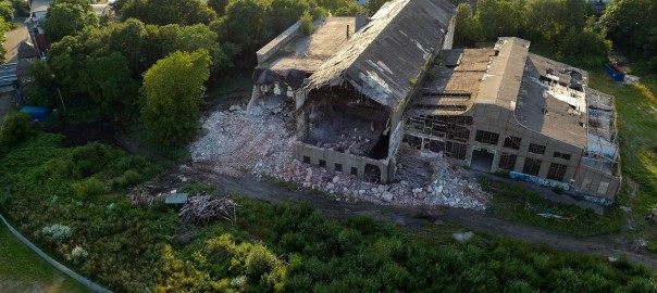 Ergebnis jahrzehntelangen gezielten Verfalls: Die denkmalgeschützte Südzentrale in Wilhelmshaven wird abgerissen (Bild: Oliver Graw)