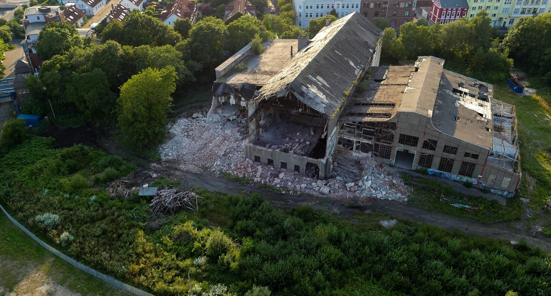 Ergebnis jahrzehntelangen gezielten Verfalls: Die denkmalgeschützte Südzentrale in Wilhelmshaven wird abgerissen (Bild: Oliver Graw)
