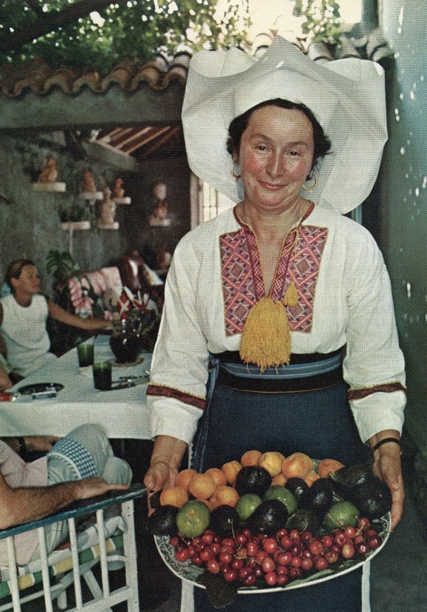 Oder doch lieber etwas Obst - gereicht von einer Jugoslawin mit eindrucksvollem Kopfschmuck? (Bild: Time Life)
