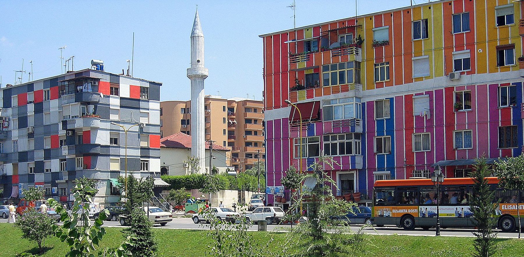 Tirana, farbige Häuser in Lana (Bild: Albinfo, CC BY-SA 3.0)