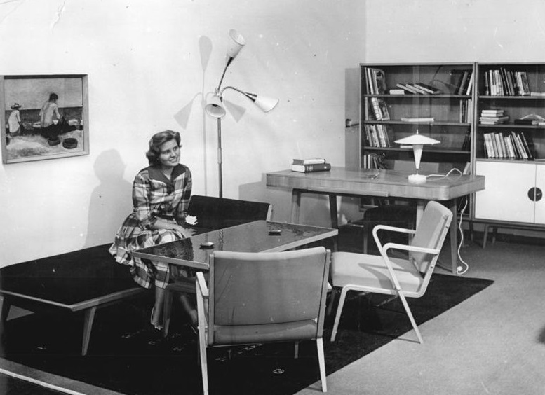 Das Modell-Wohnzimmer (1957) des VEB Deutsche Werkstätten Hellerau übersetzte die Ziele der Neuen Sachlichkeit in die Heimatsuche der frühen Nachkriegszeit (Bild: Bundesarchiv, 1957)