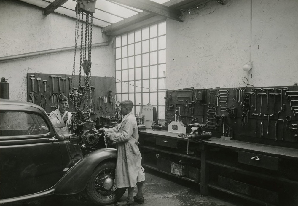 Die Lehrlinge am Werk: Motorenausbau Ende der 1930er Jahre (Bild: O. Hausmann)