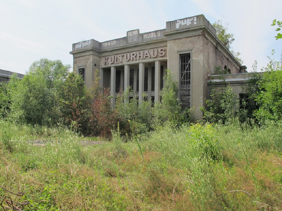 Die Pfeilerhalle am Kulturhaus Zinnowitz mischt Formen der NS- und Barockarchitektur (Bild: D. Bartetzko)