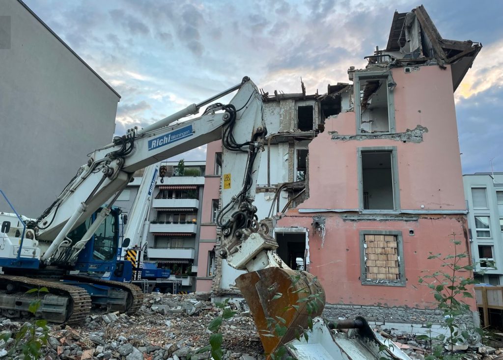 Abriss eines Mehrfamilienhauses in Zürich Altstetten, Juli 2022 (Bild: Jennifer Duyne Barenstein)