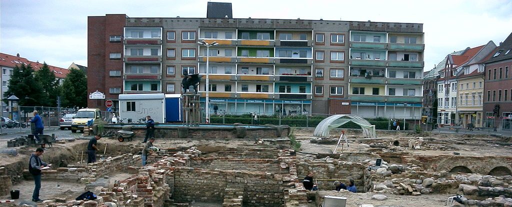Anklam, Markt, Ausgrabungen mit Plattenbau im Hintergrund (Bild: Chron Paul, CC BY SA 3.0, 2003)