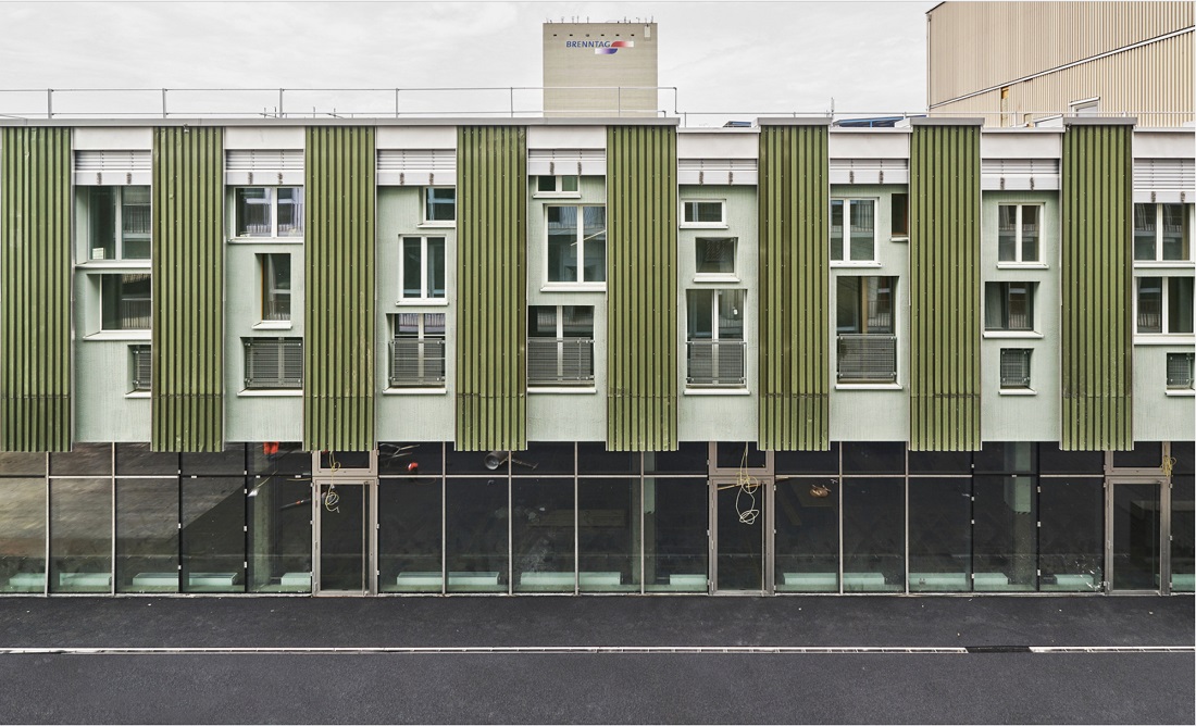 Basel, Kultur- und Gewerbehaus ELYS, Baubüro in situ, 2016–2020: Die Fenster stammen aus verschiedenen Lagerbeständen, die Abdeckbleche vom früheren Dach des Bestandsbaus (Bild: Martin Zeller)