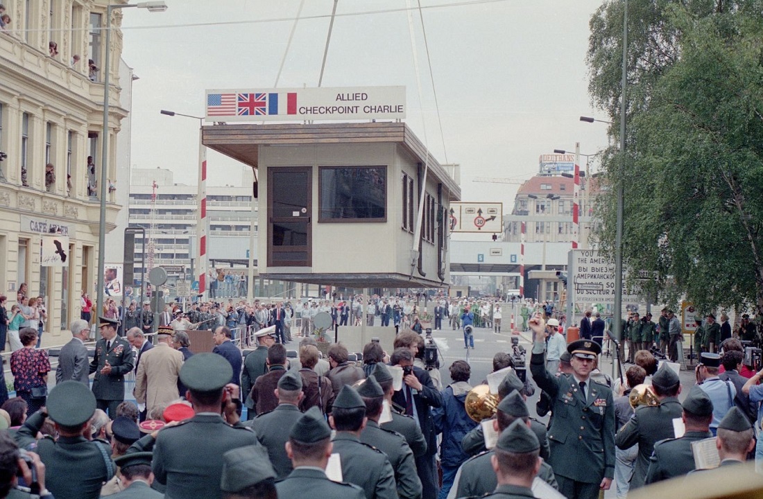 Berlin, Checkpoint Charlie, Abbau des Alliierten Kontrollhäuschens, das in d
