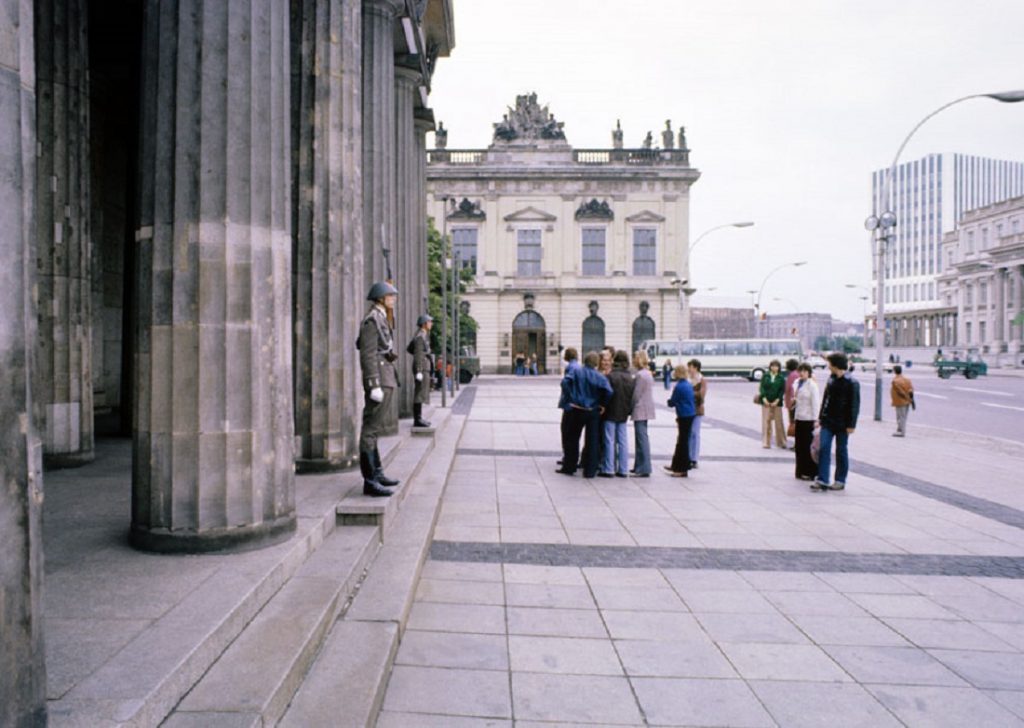 Berlin, Mahnwache an der Neuen Wache, 1977 (Bild: Olga Bandelowa, CC BY SA 2.0)