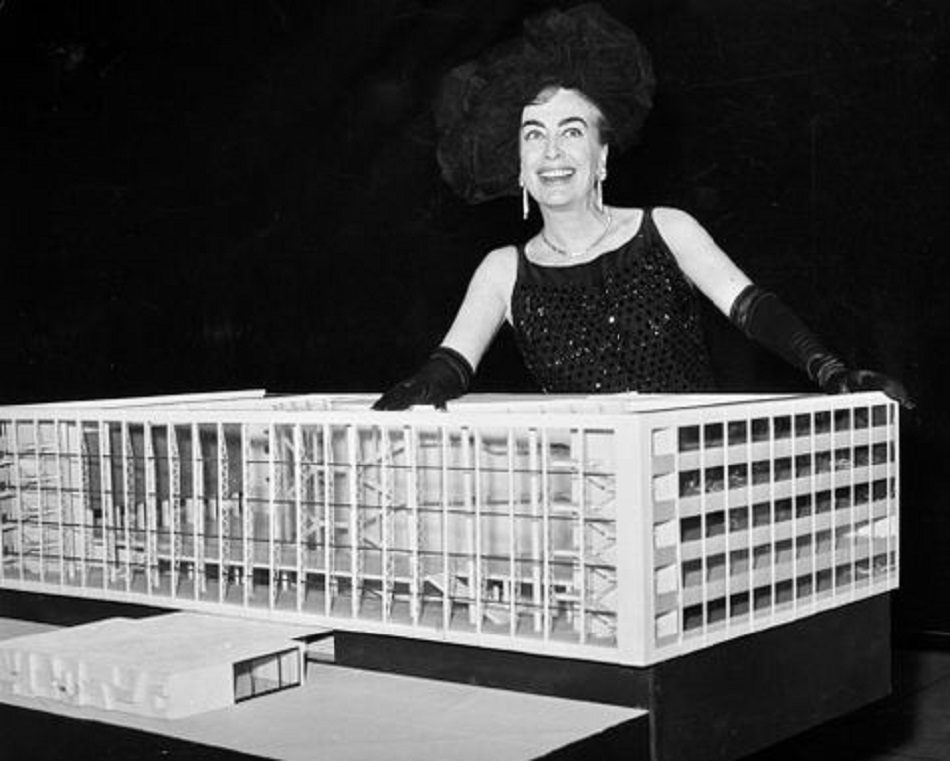 Joan Crawford bei der Eröffnung der Ausstellung "The New Theatre in Germany", New York, 5. Februar 1961 (Bild: Baukunstarchiv NRW)