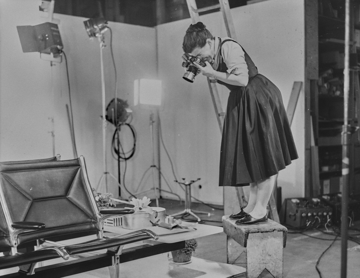 Ray Eames fotografiert 1962 das „Tandem Seating“ im Eames Studio (Bild: Eames Collection Vitra Design Museum, © Eames Office LLC)