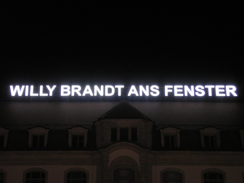 Erfurt, Lichtinstallation "Willy Brandt ans Fenster" (Bild: Michael Sander, GFDL oder CC BY SA 3.0, 2009)