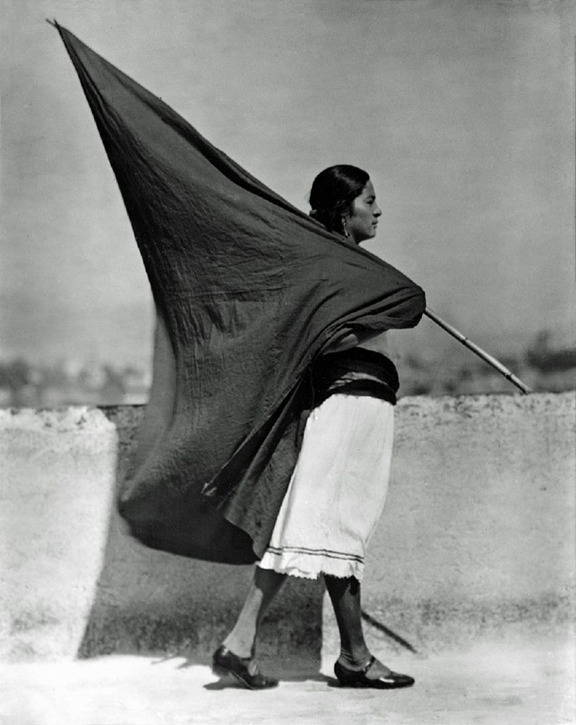 Tina Modotti, Frau mit Fahne, 1928 (Bild: © Tina Modotti)