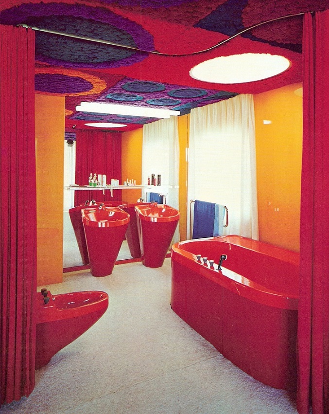 Badezimmer des Prototypen, Abtrennung durch Frotteevorhang (Bild: W. Feierbach)